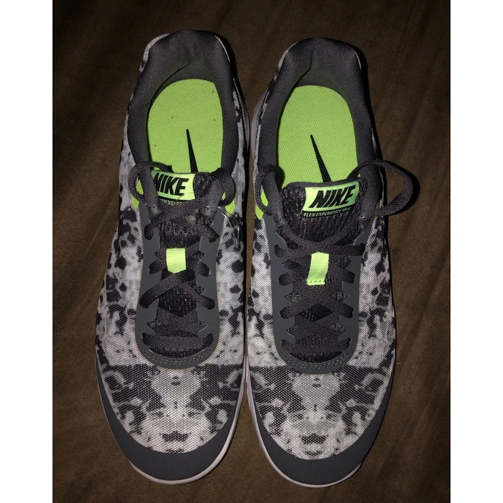 Tennis shoes - Picture 2 of 5